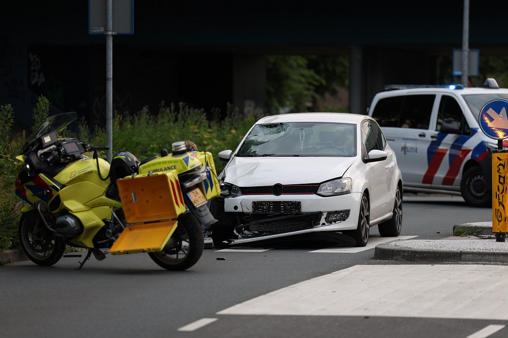 Scooter geschept door auto, bestuurder gewond
