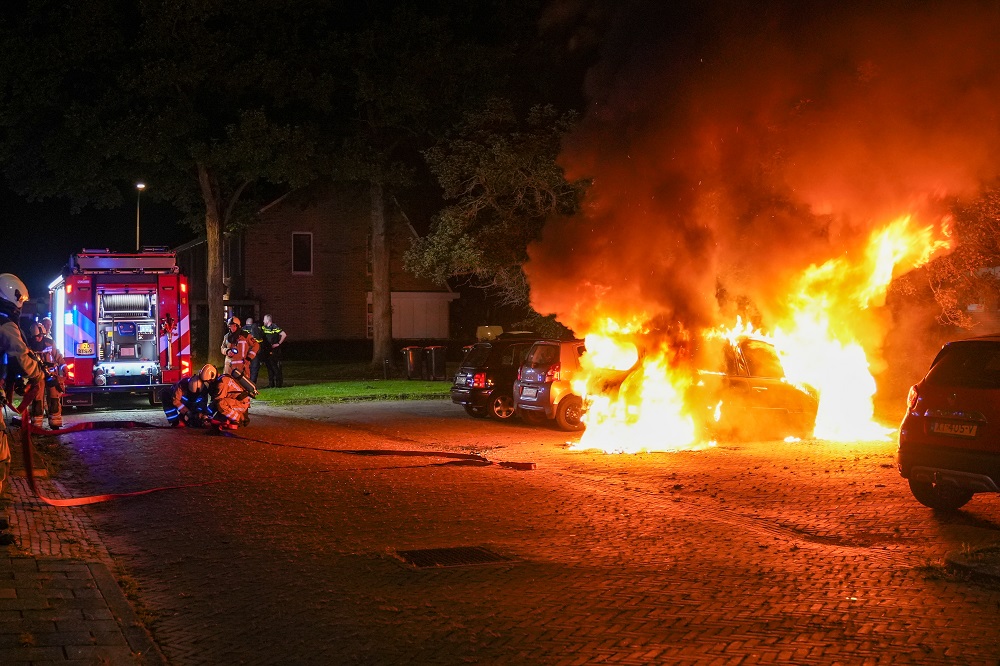 Geparkeerde auto uitgebrand, mogelijk brandstichting