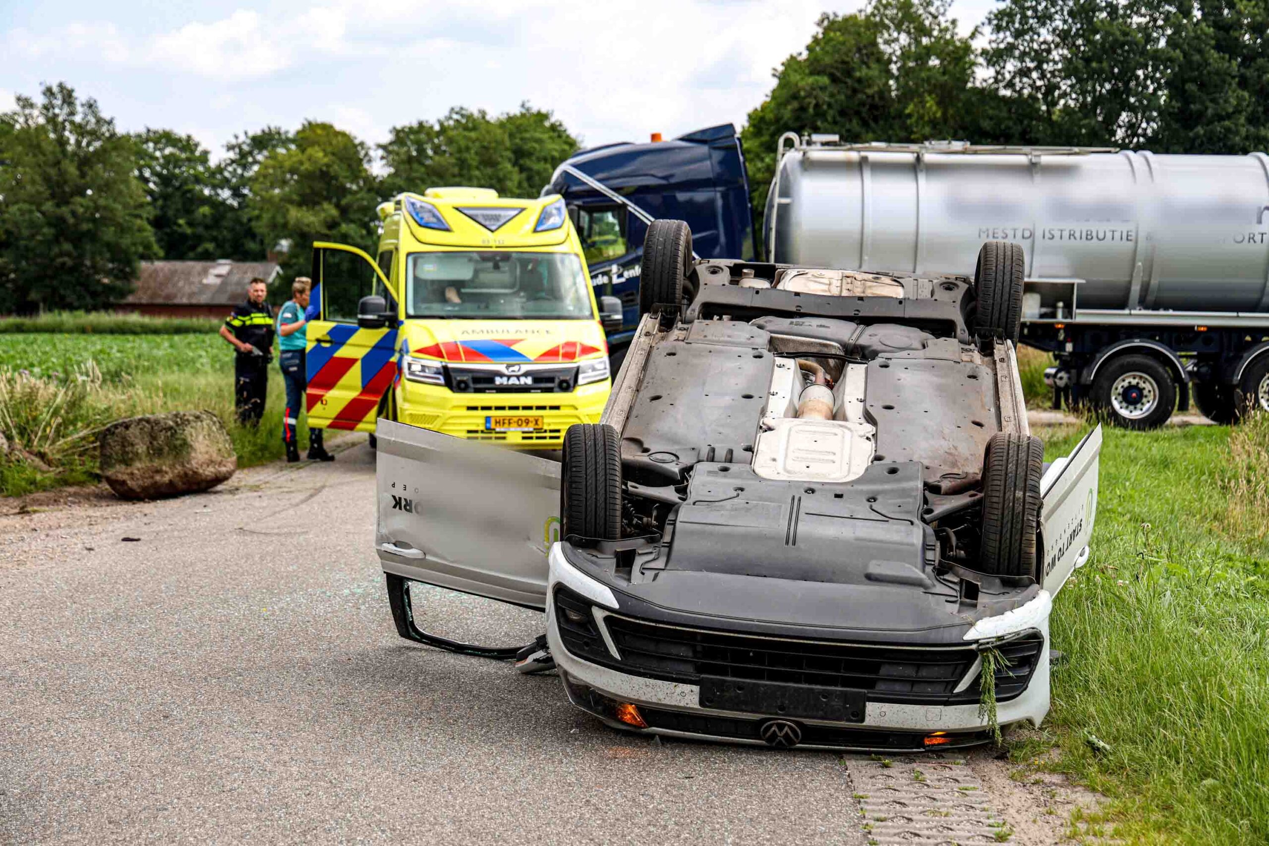 Auto belandt ondersteboven na uitwijkmanoeuvre
