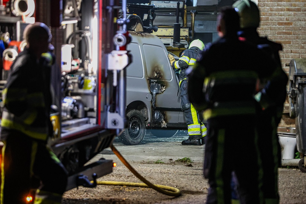 Autobrand in loods, gewonde naar ziekenhuis