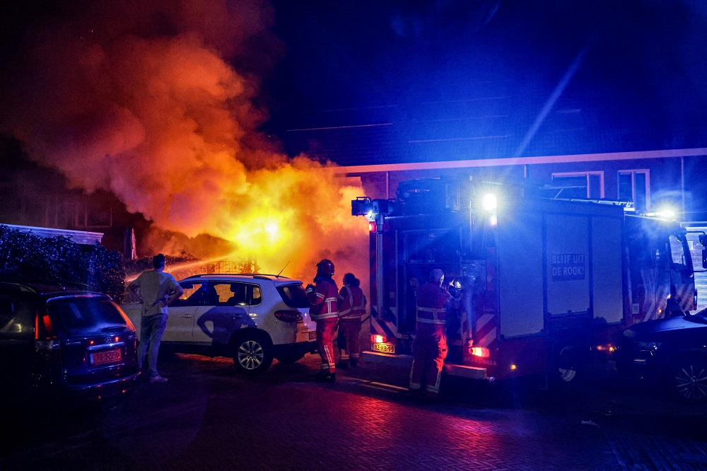 Schuur en heg bij woning door brand verwoest