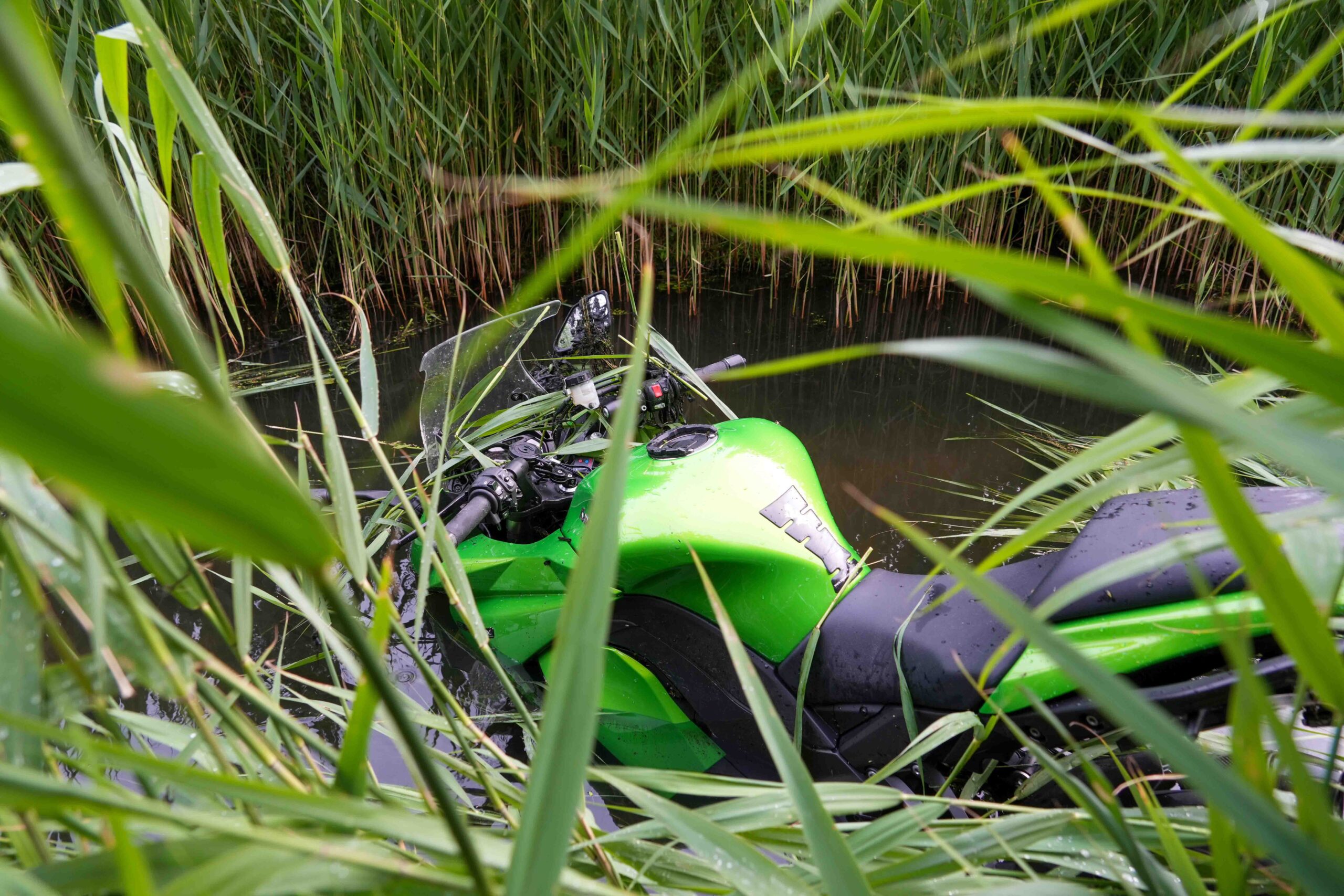 Motorrijder belandt in sloot na uitwijkmanoeuvre