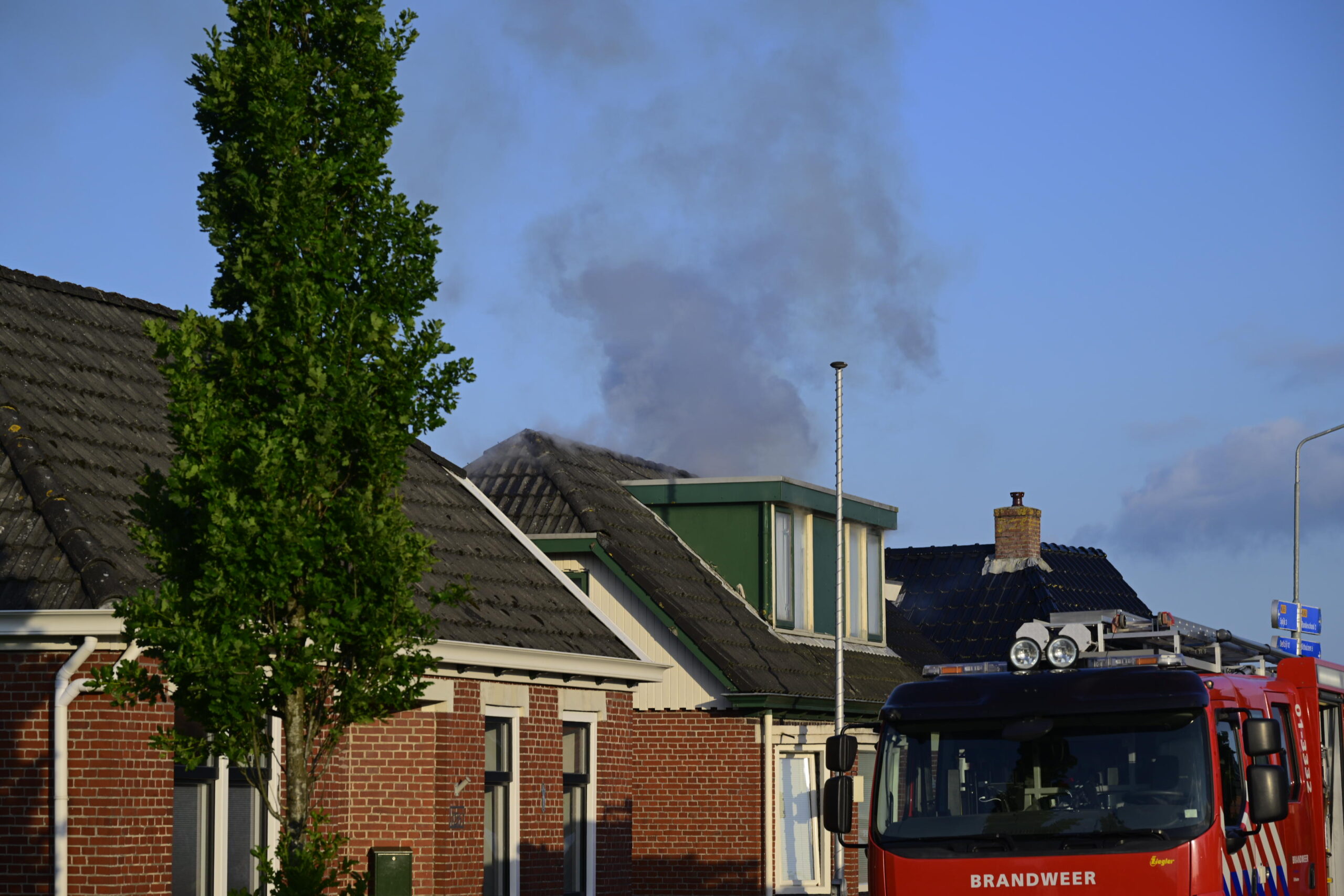 Woning zwaar beschadigd door brand in dak