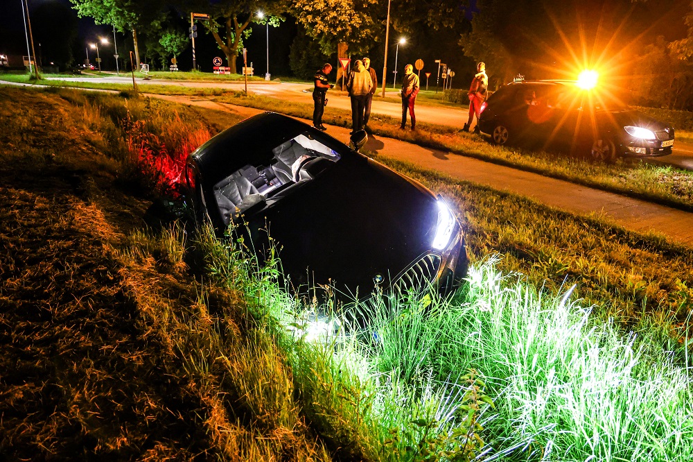 Auto crasht in sloot, bestuurder gevlucht