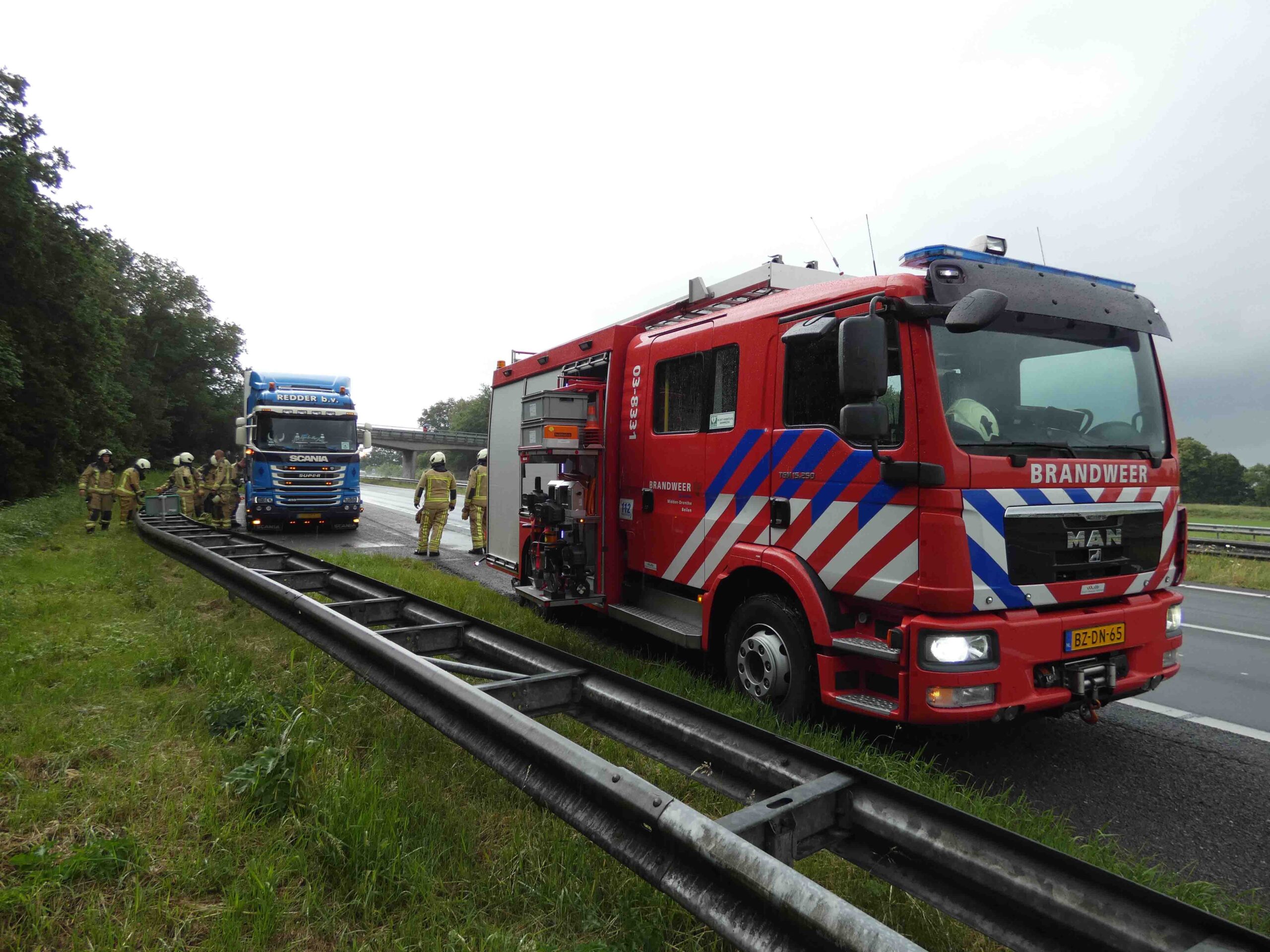 Vrachtwagen zet zich stil op snelweg na rookontwikkeling