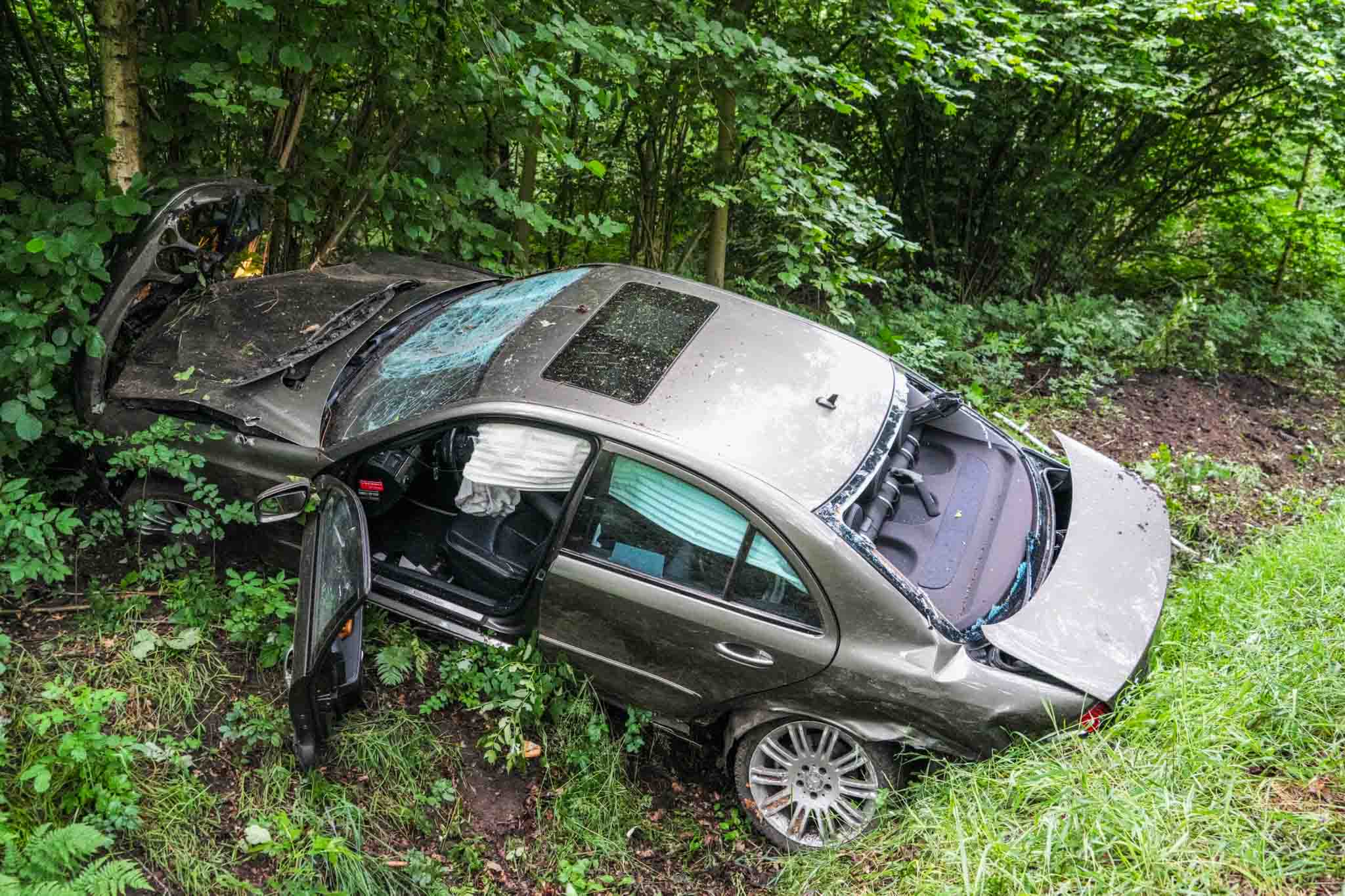 Auto slaat over de kop bij eenzijdig ongeval op snelweg, drie inzittenden nagekeken
