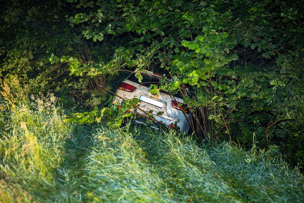 Auto raakt van de weg en belandt in greppel
