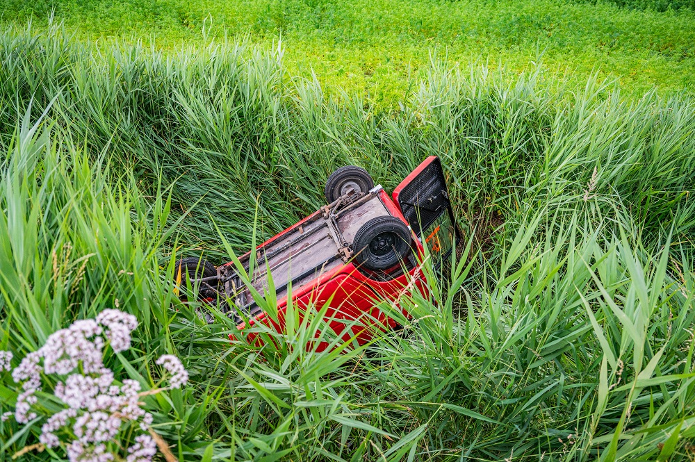 Canta belandt op kop in sloot, drie gewonden