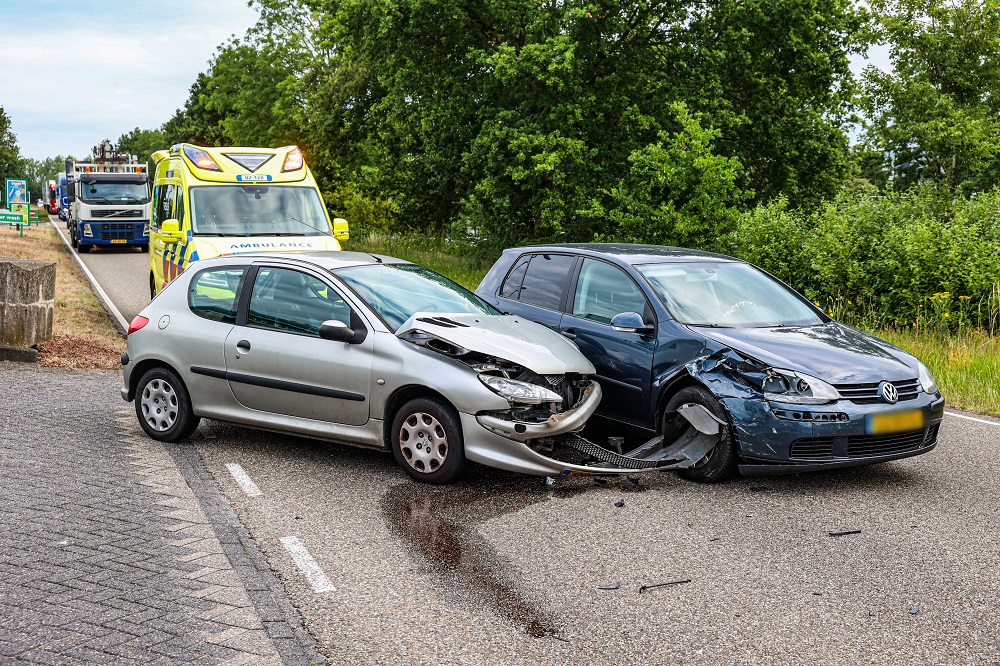Veel schade bij ongeval, weg afgesloten