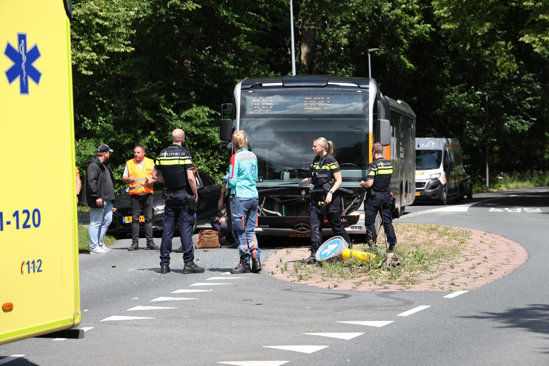 Lijnbus en auto botsen op kruising