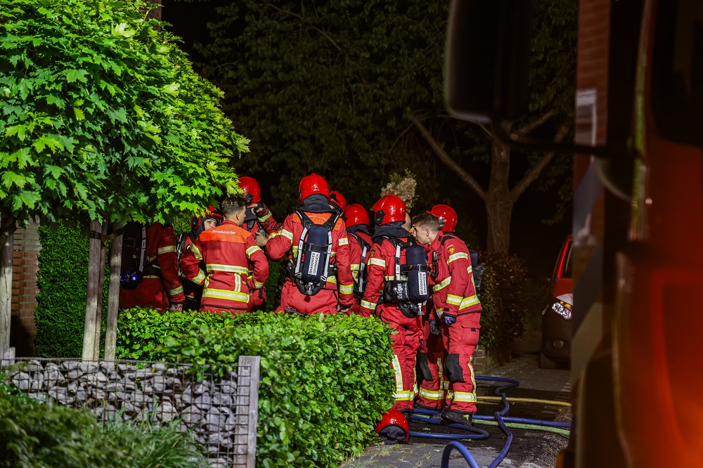 Garage bij woning in brand, vuur snel onder controle