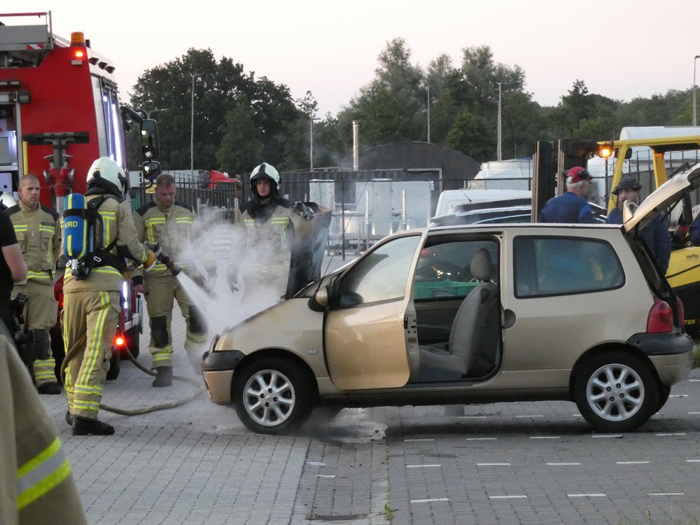 Auto vliegt in brand, omstanders starten met blussen