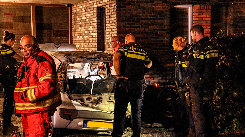 Auto uitgebrand, woning beschadigd