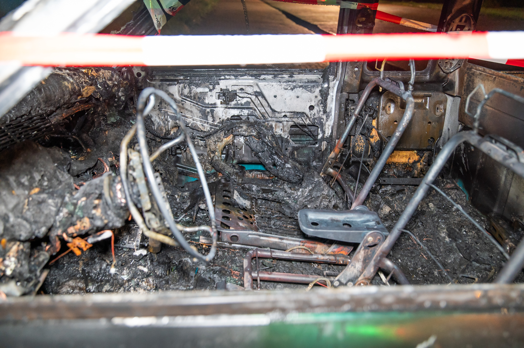 Auto op carpoolplaats uitgebrand, politie onderzoekt oorzaak