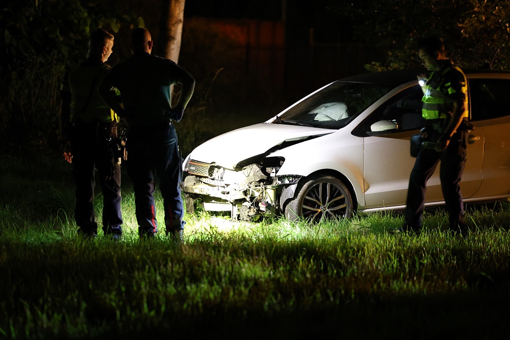 Auto vliegt uit de bocht en botst tegen lantaarnpaal