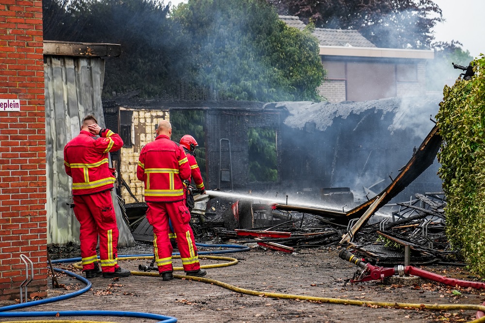 Brand in bijgebouw bedreigt kerk, brandweer voorkomt overslag