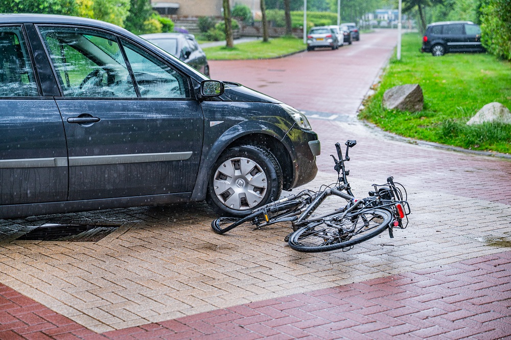 Scholier op fiets aangereden door auto