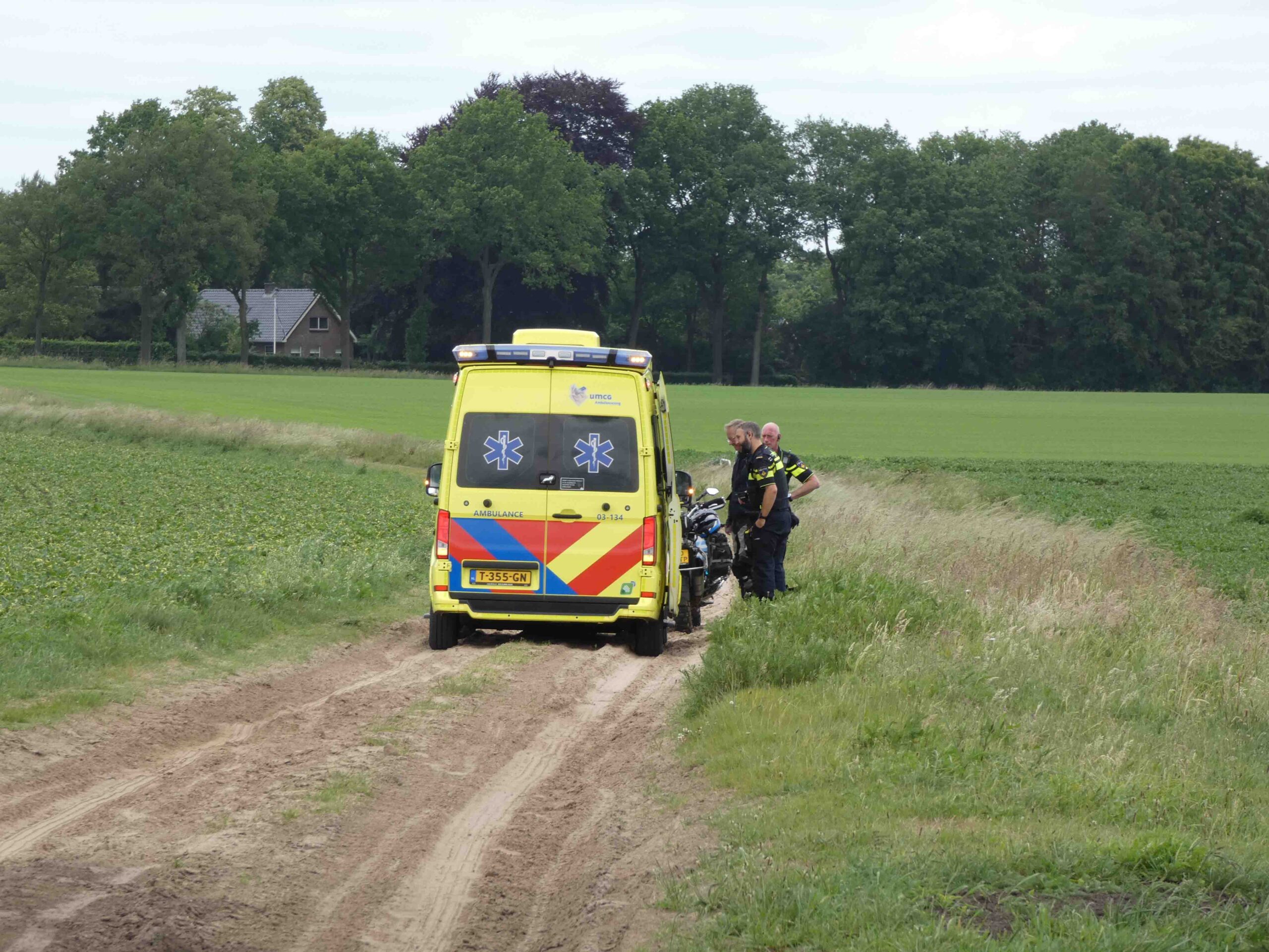 Motorrijder ten val op zandpad, ambulance ter plaatse