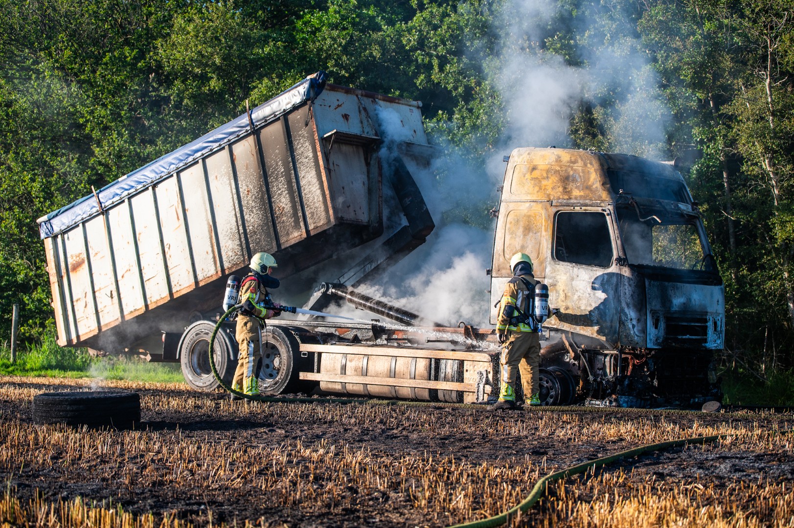 Vrachtwagen volledig uitgebrand op weiland