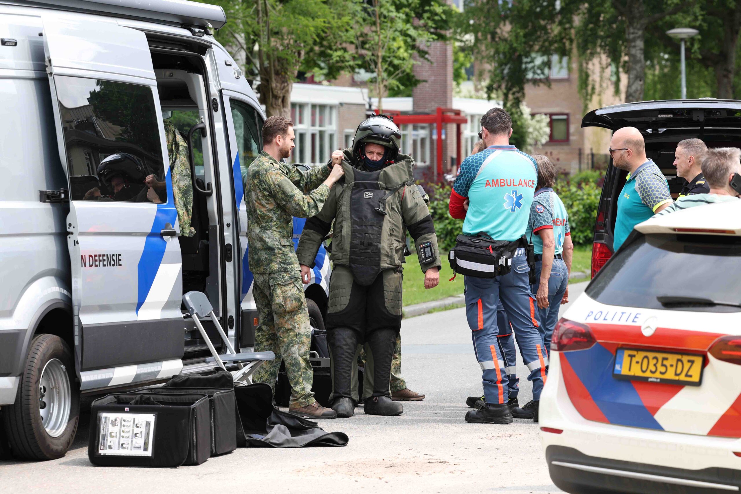 UPDATE: Verdacht pakket in straat blijkt explosief, EOD voert gecontroleerde ontploffing uit