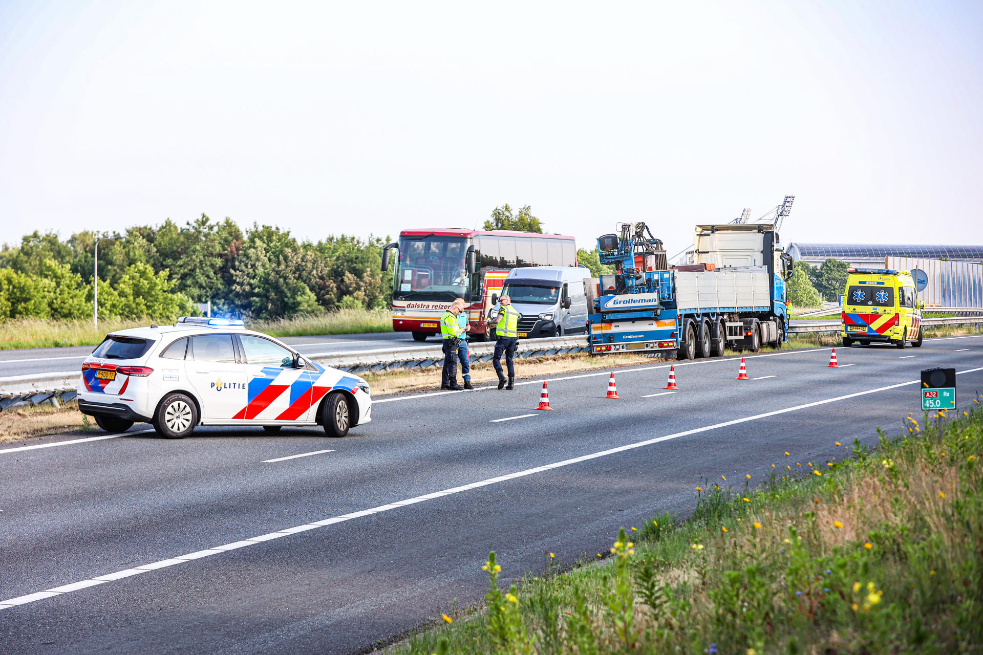 Vrachtwagen ramt vangrail, bestuurder meegenomen voor controle