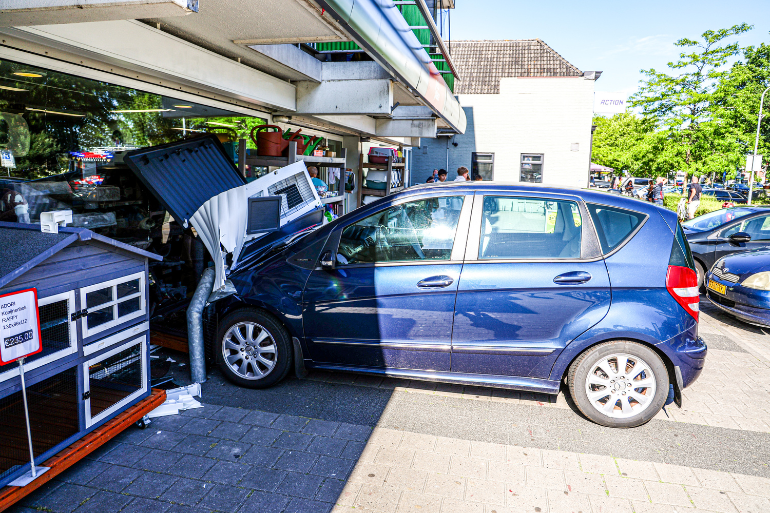Automobilist knalt tegen paal na vergissing met gaspedaal