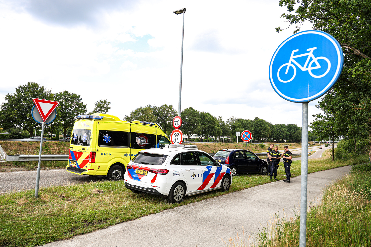 Fietser op e-bike gewond na aanrijding met auto