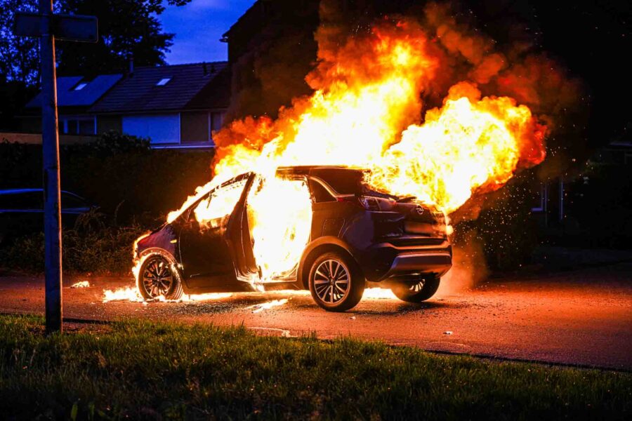 Metershoge vlammen bij autobrand, boom vat vlam
