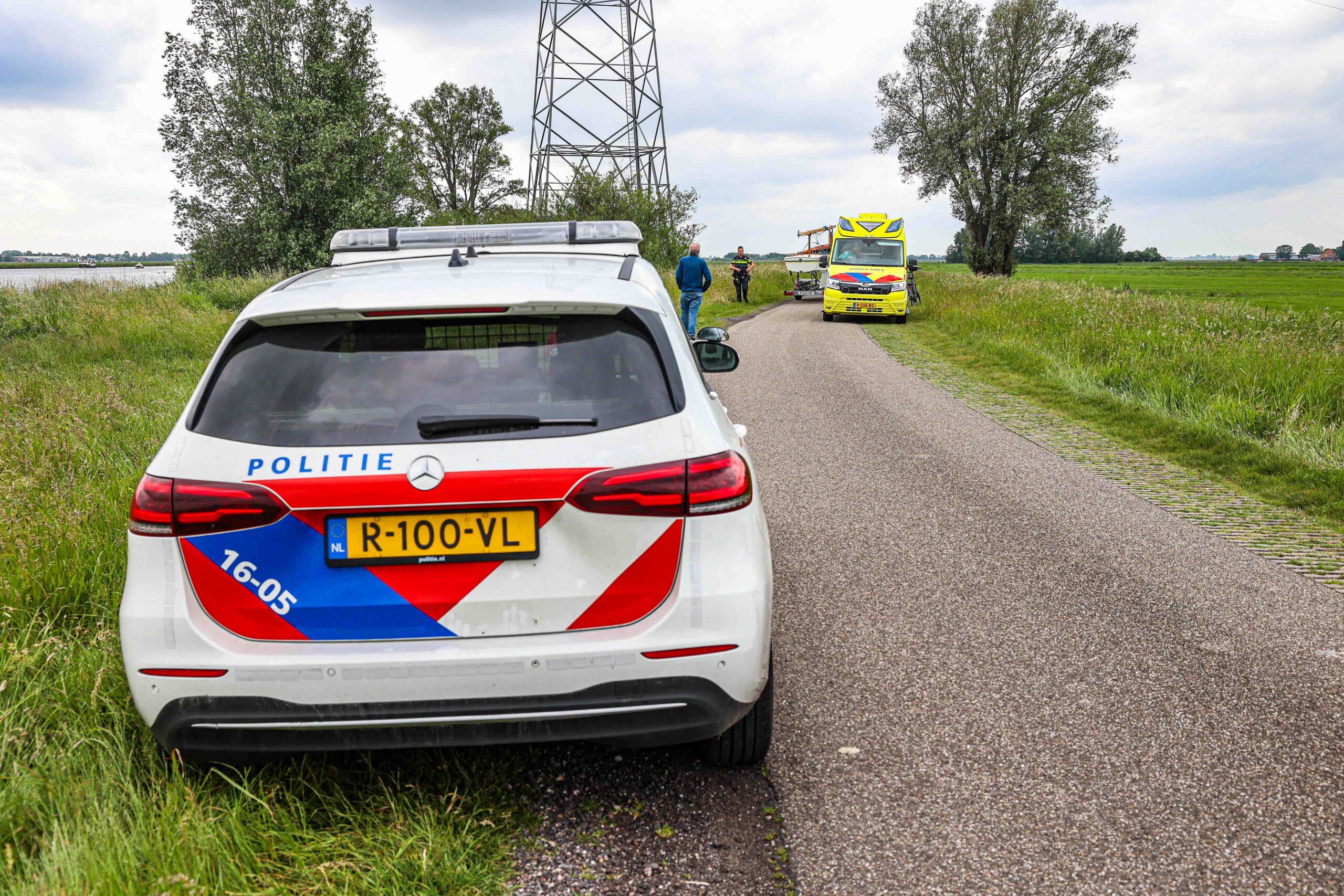 Motorrijder gewond na val in berm, overgebracht naar ziekenhuis