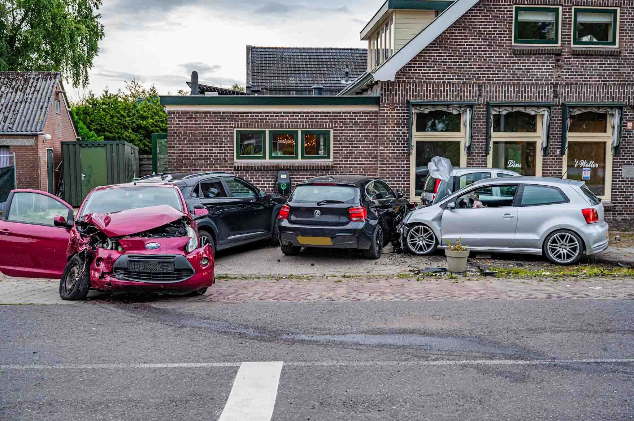 Vier gewonden bij botsing tussen twee auto’s, voertuigen belanden tegen geparkeerde auto’s