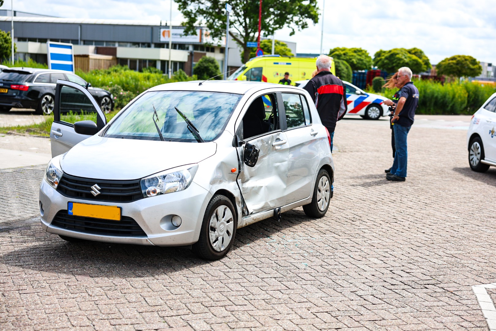 Veel schade door botsing tussen auto en bestelwagen