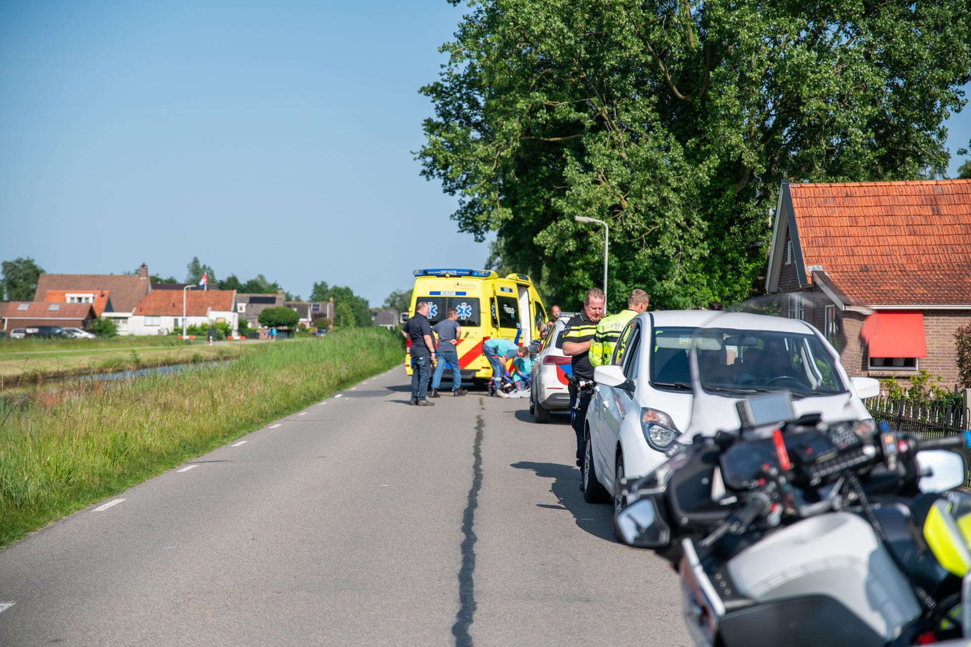 Fietser zwaargewond na aanrijding met auto