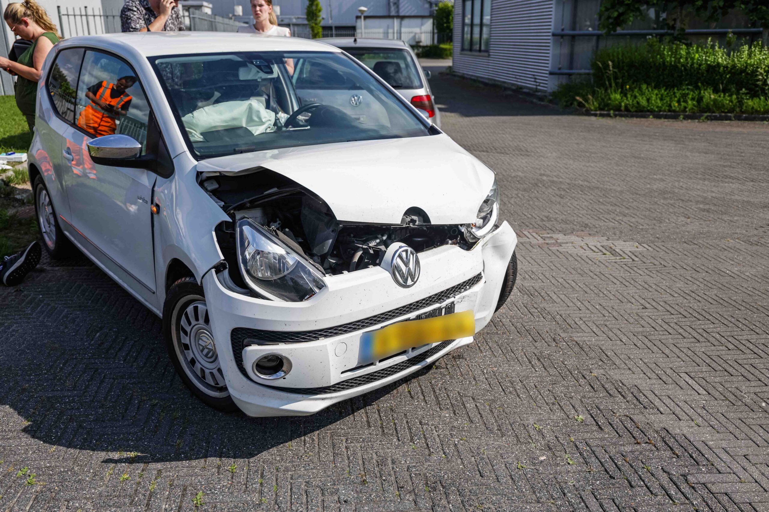 Twee auto’s zwaar beschadigd na botsing