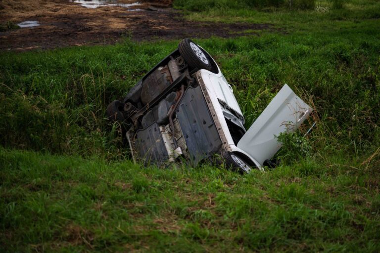 Auto in sloot na misstap in scherpe bocht