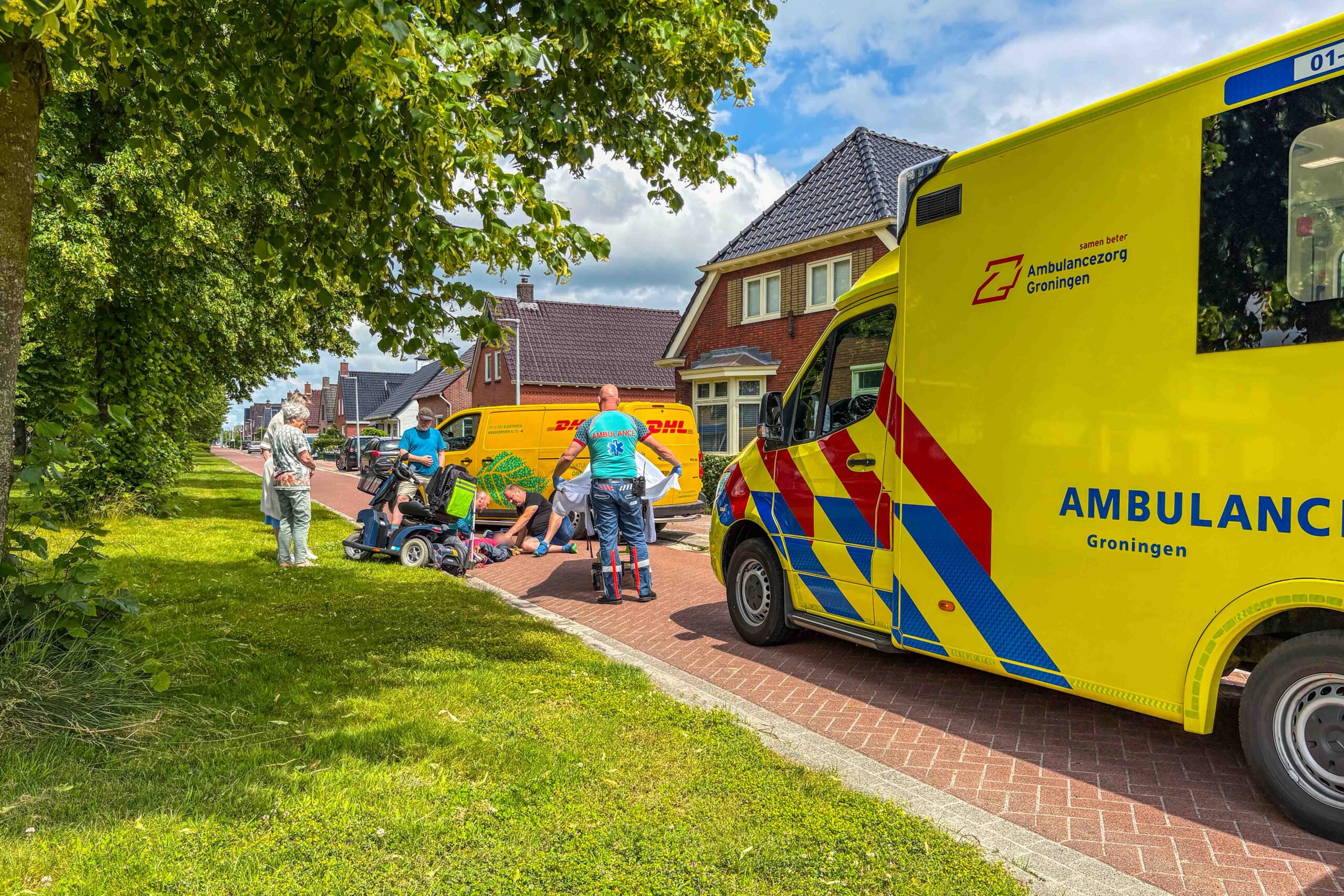 Man op scootmobiel raakt gewond na aanrijding met stoeprand