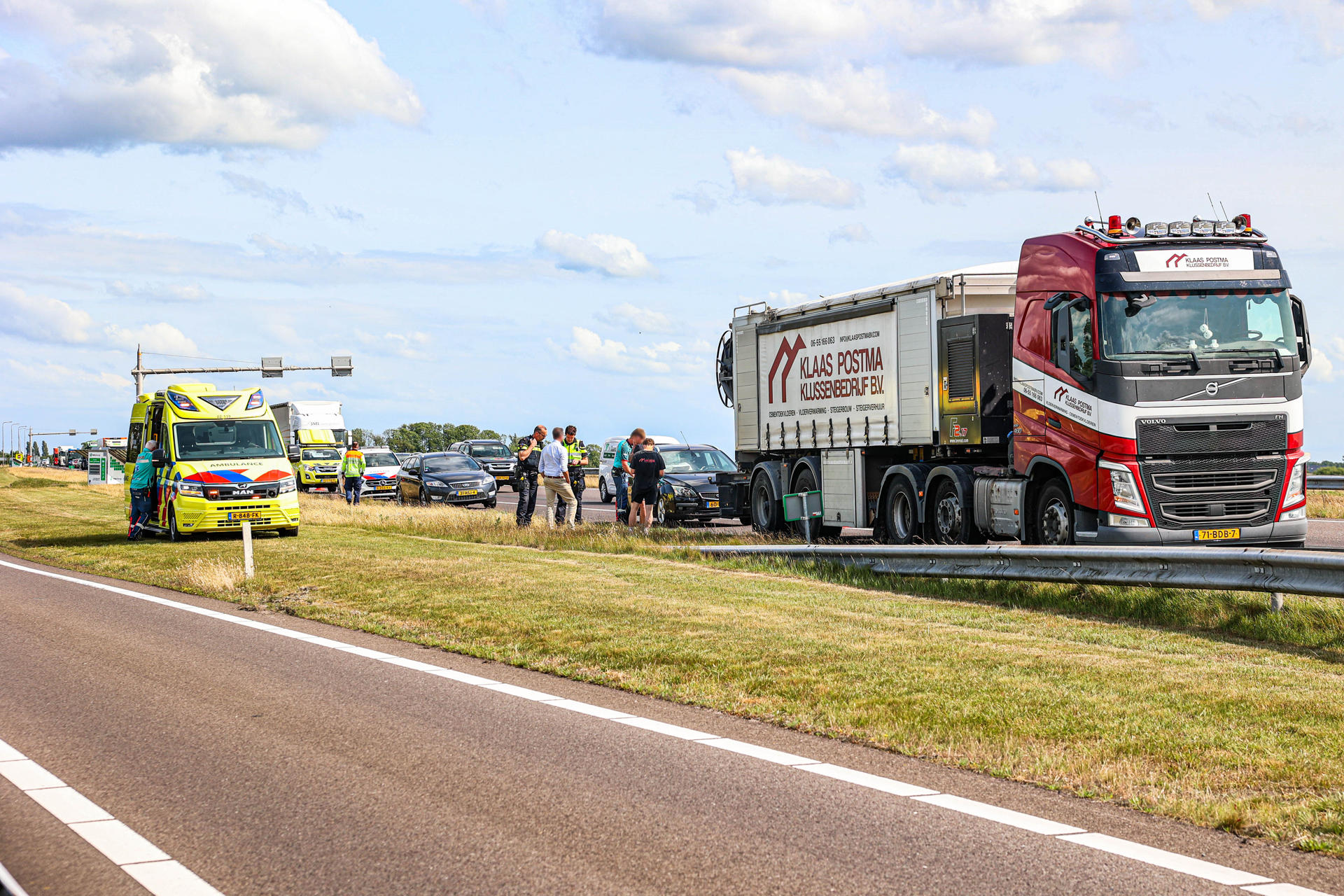 Auto botst op vrachtwagen in file, kinderen gecontroleerd door ambulance