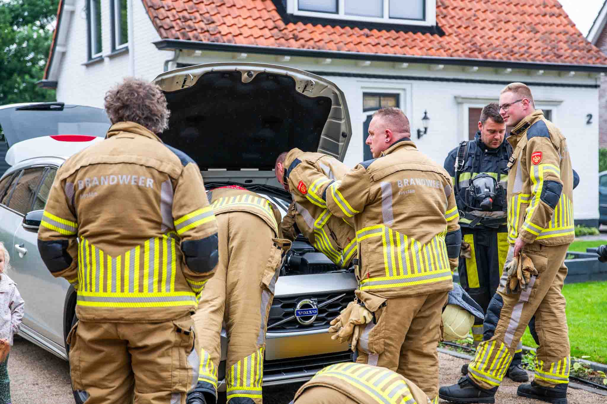 Brandweer controleert voertuig na rookontwikkeling onder motorkap