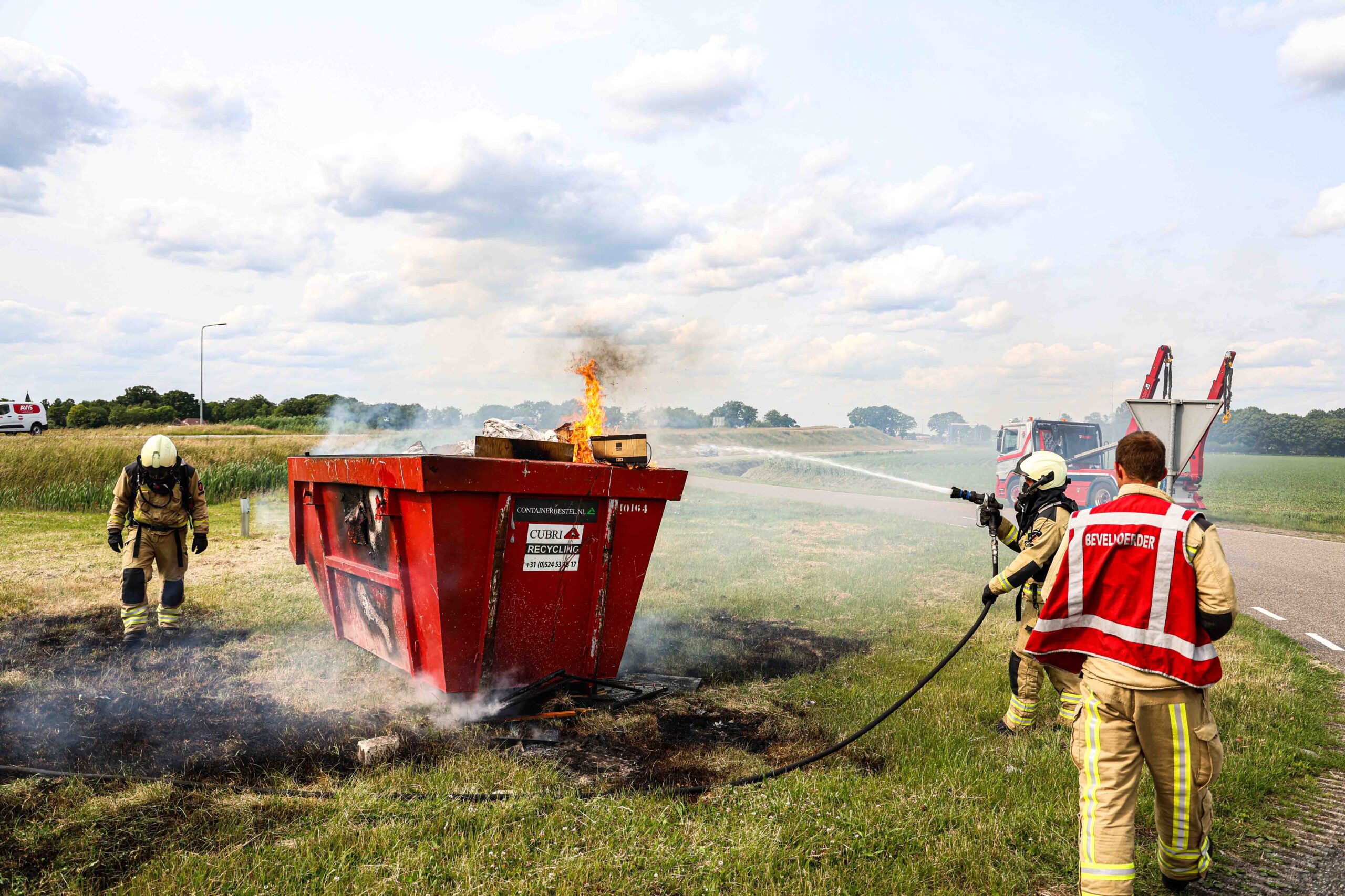 Brand in bouwcontainer op vrachtwagen snel onder controle