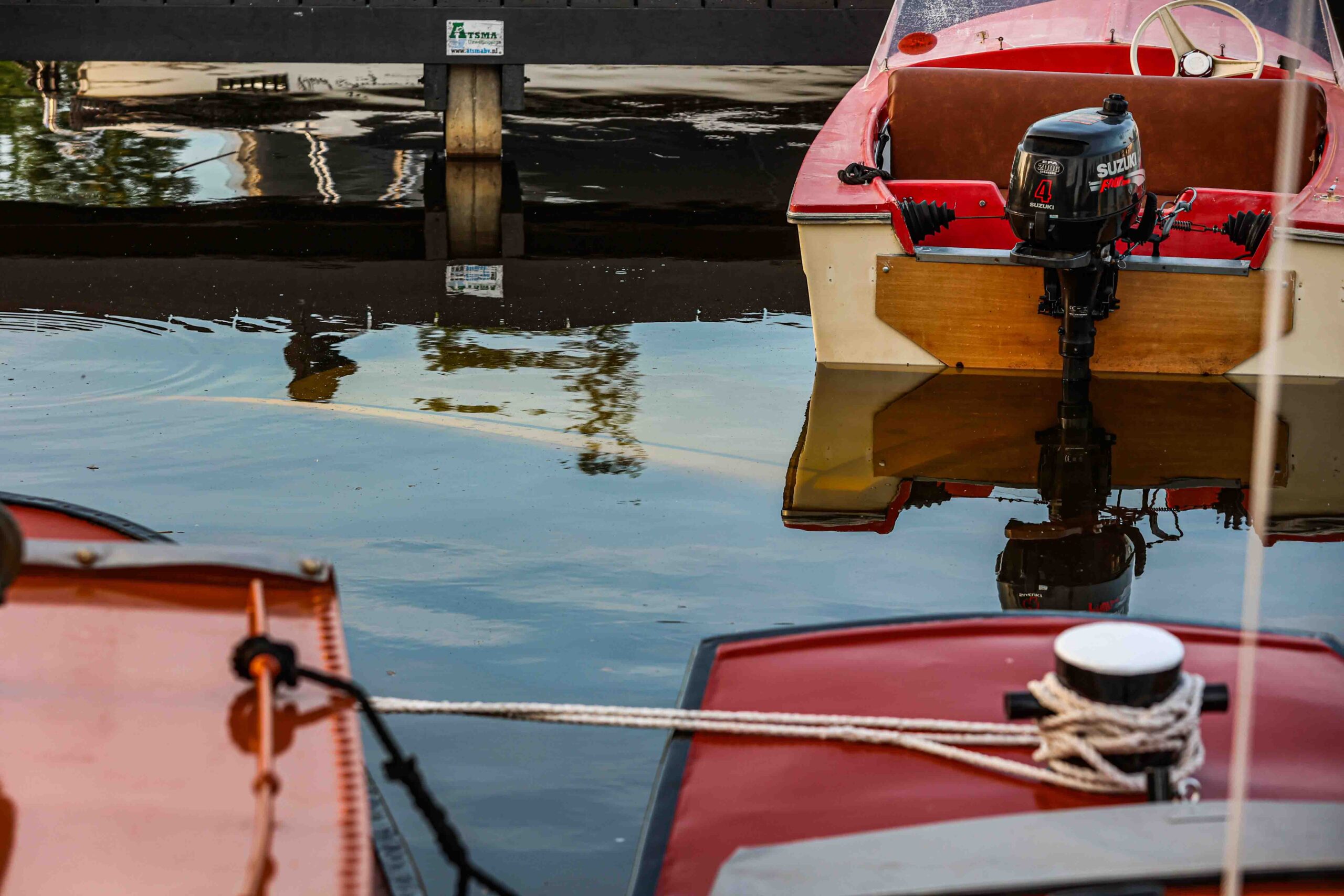 Auto rolt haven in tijdens laden van boot