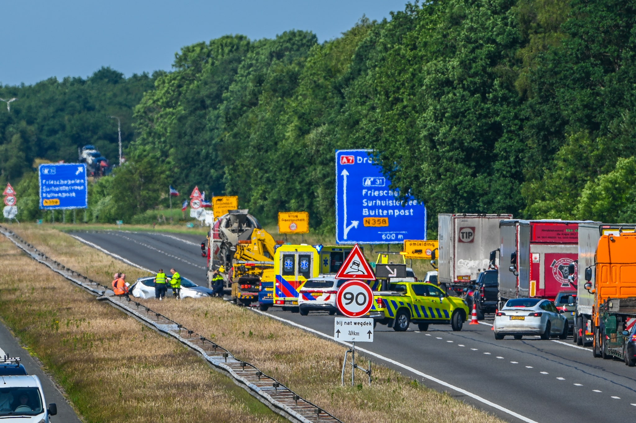 File op snelweg nadat auto op cementwagen botst
