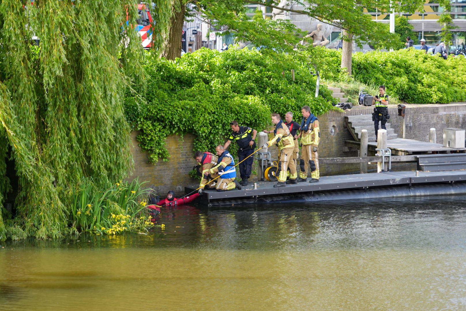 Persoon uit gracht gehaald en naar ziekenhuis gebracht, politie onderzoekt toedracht