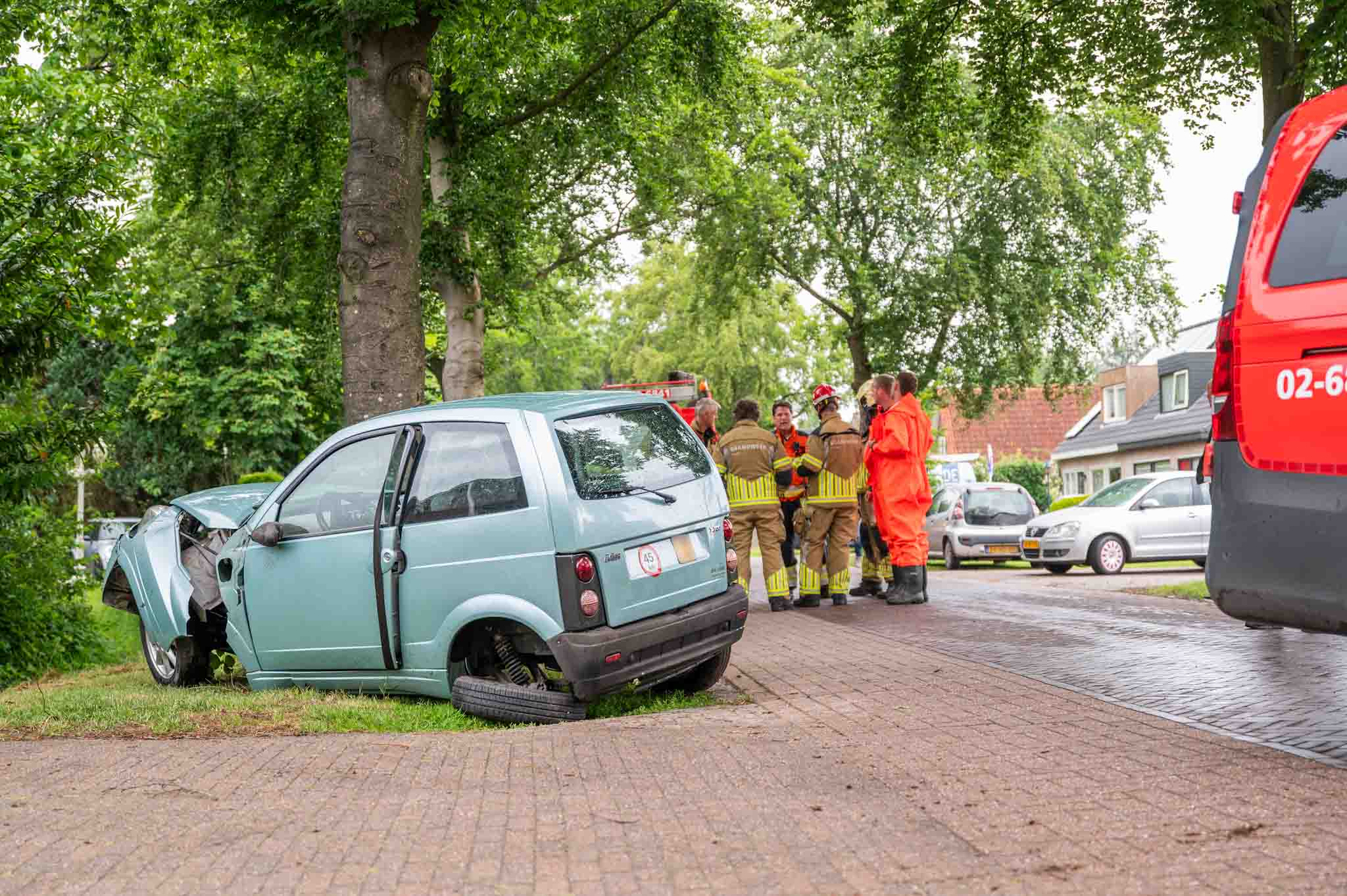 Brommobiel belandt in sloot na aanrijding met personenauto