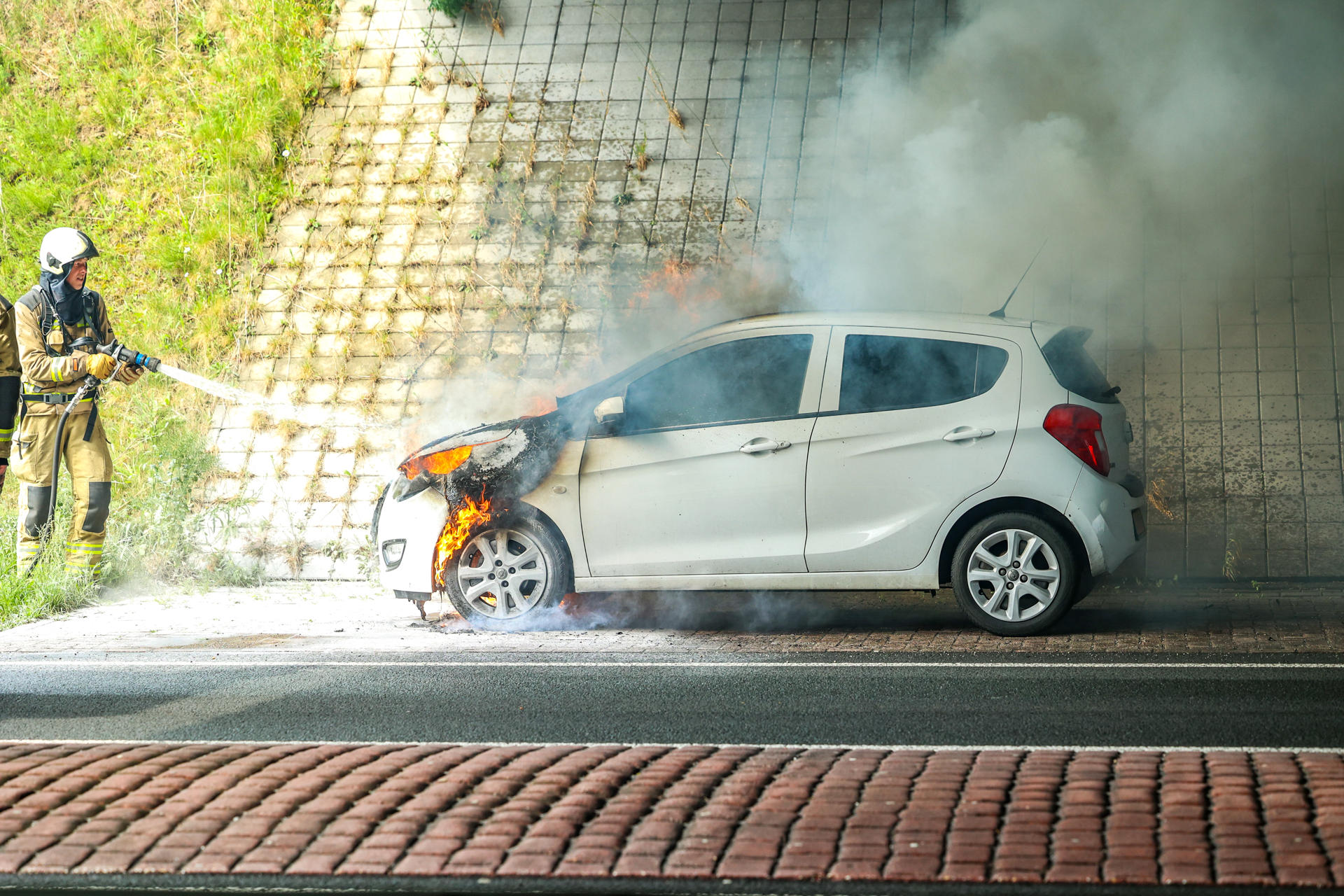 Auto volledig in brand op N381, bestuurster gecontroleerd door ambulance