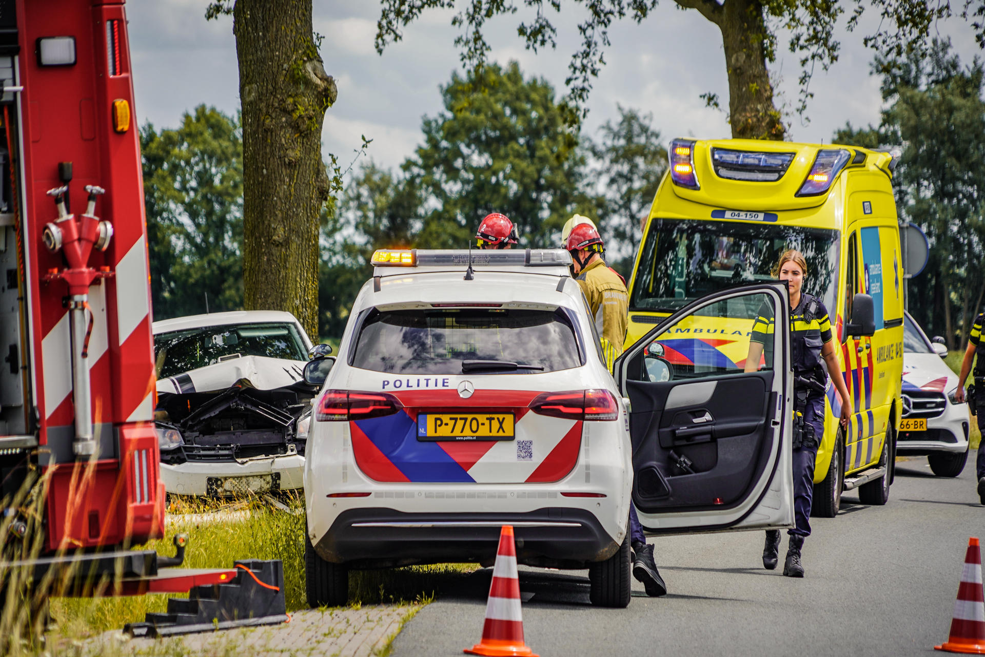 Auto botst tegen lantaarnpaal, brandweer haalt accu los