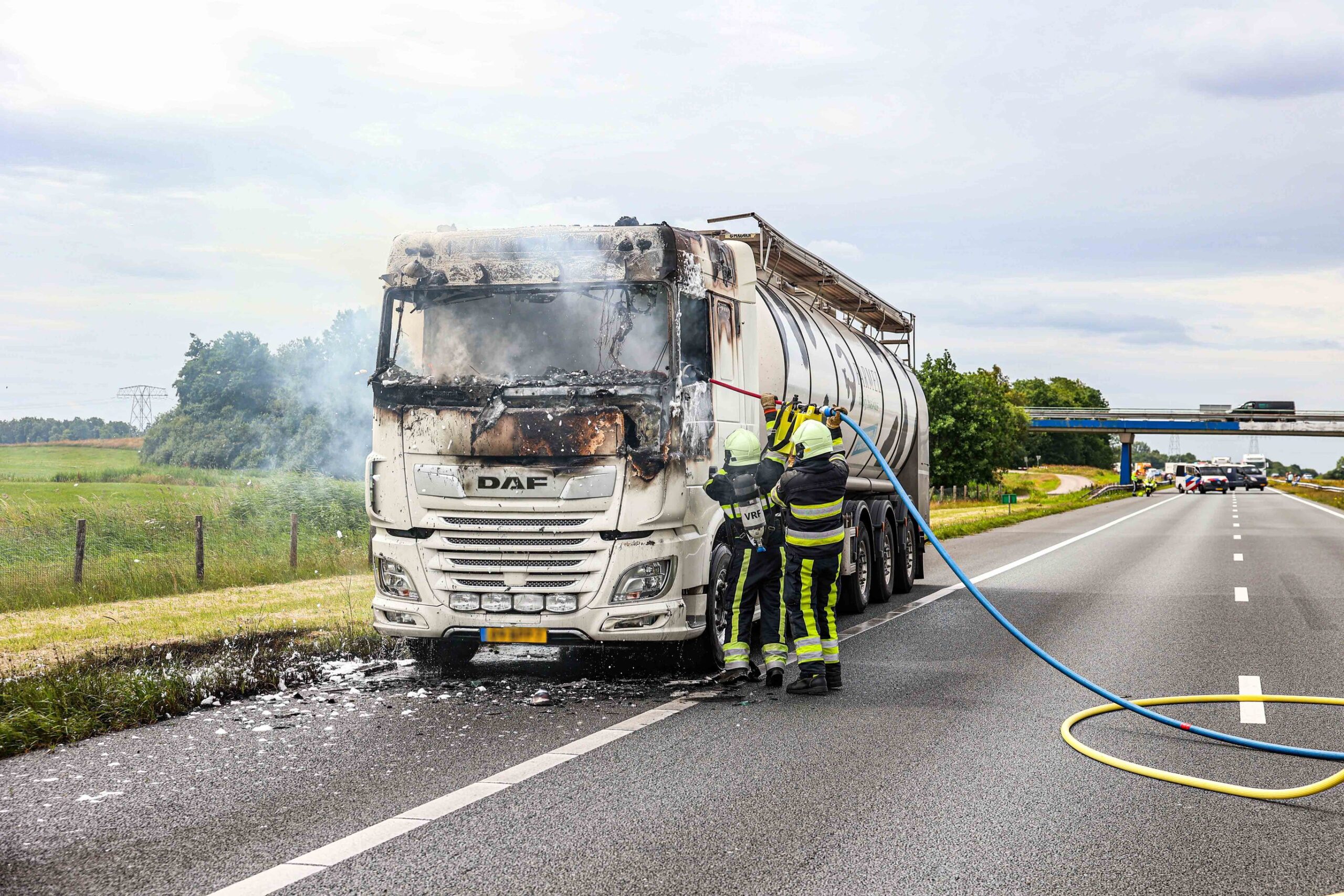 Vrachtwagen uitgebrand op snelweg, weg tijdelijk dicht
