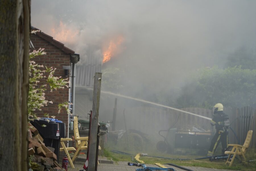 Flinke schuurbrand achter woning