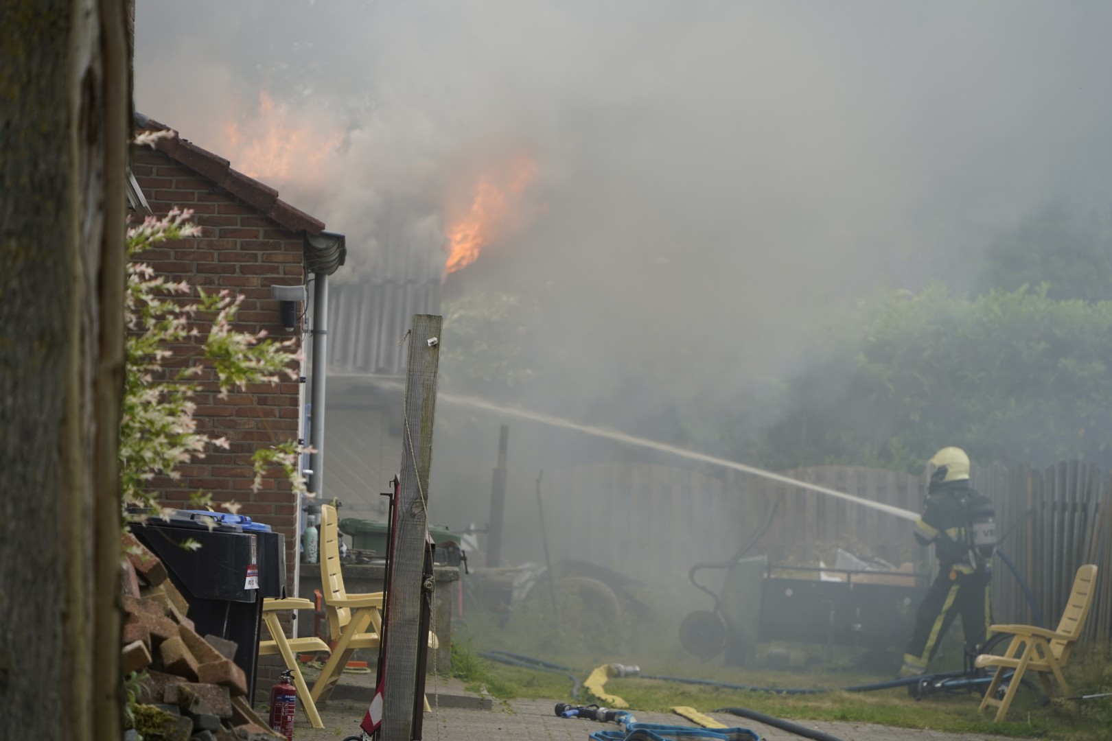 Flinke schuurbrand achter woning