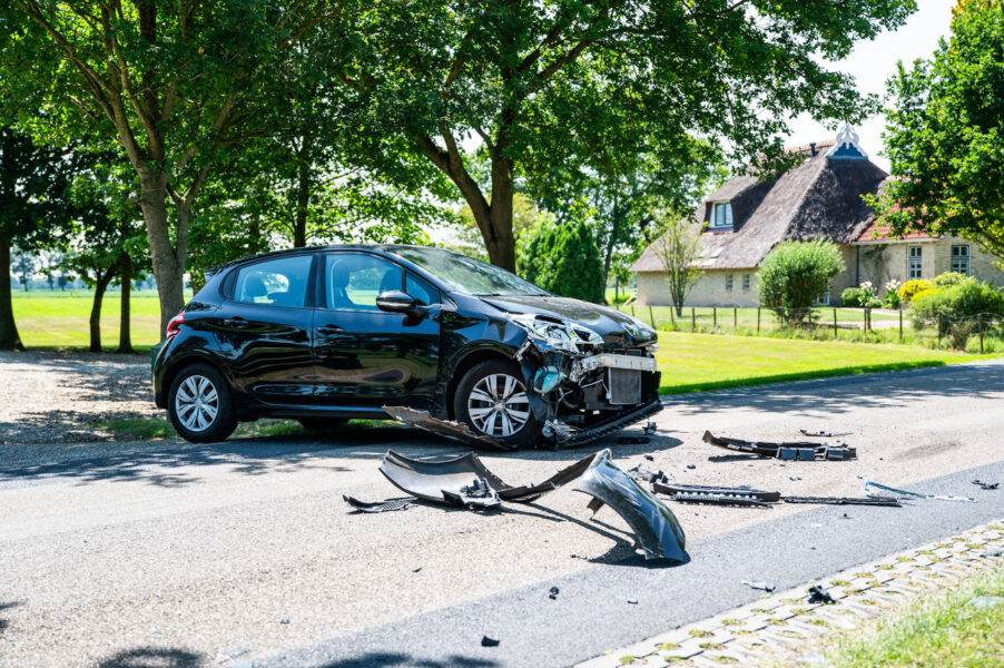 Gewonde bij ongeval tussen twee auto’s