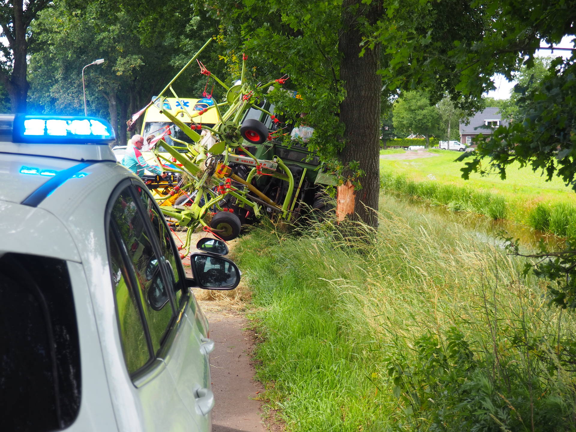 Tractor botst tegen boom bij Dalerpeel