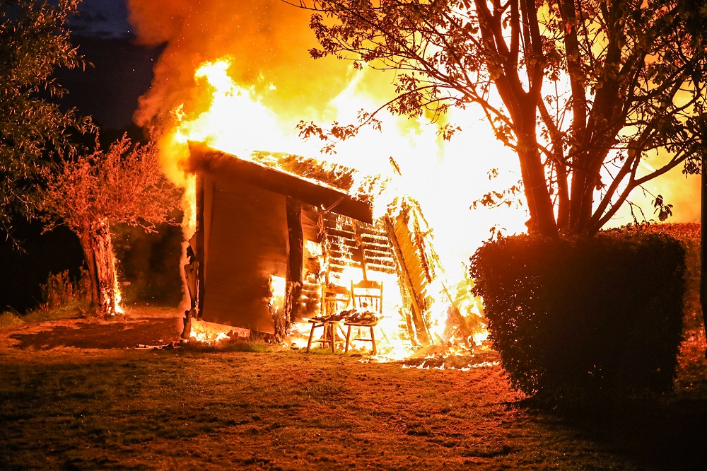 Uitslaande brand op chaletpark: politie onderzoekt brandstichting
